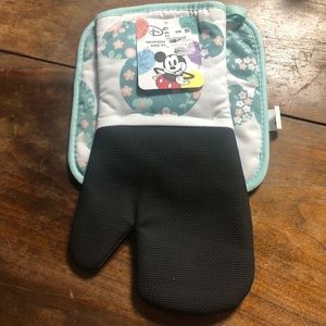 Whimsical Disney hot pad/oven mitt set NWT